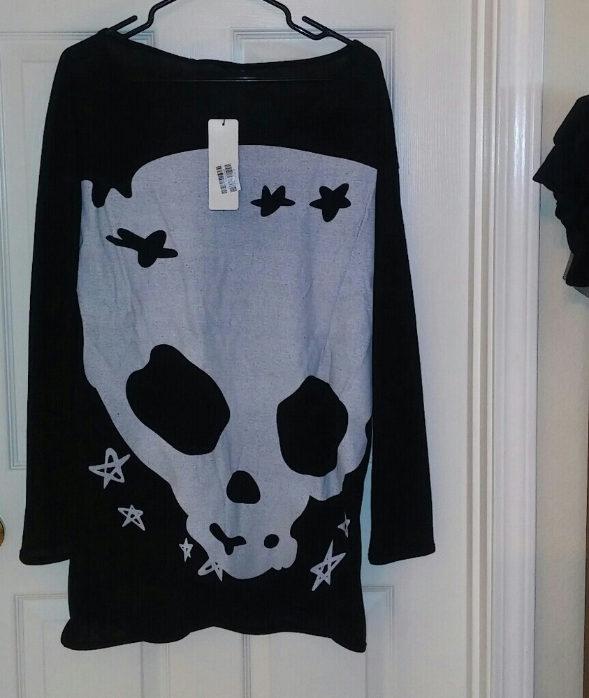 NWT oversized skull top